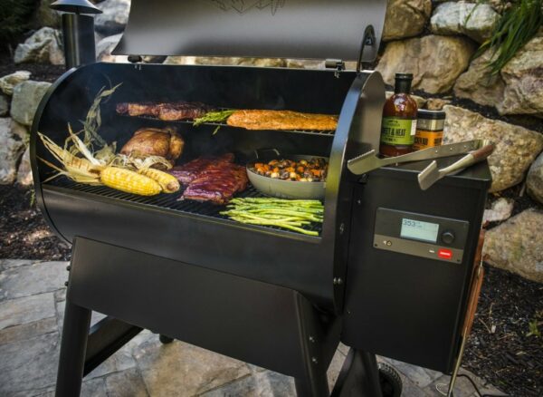 Traeger Pro 780 with food closed